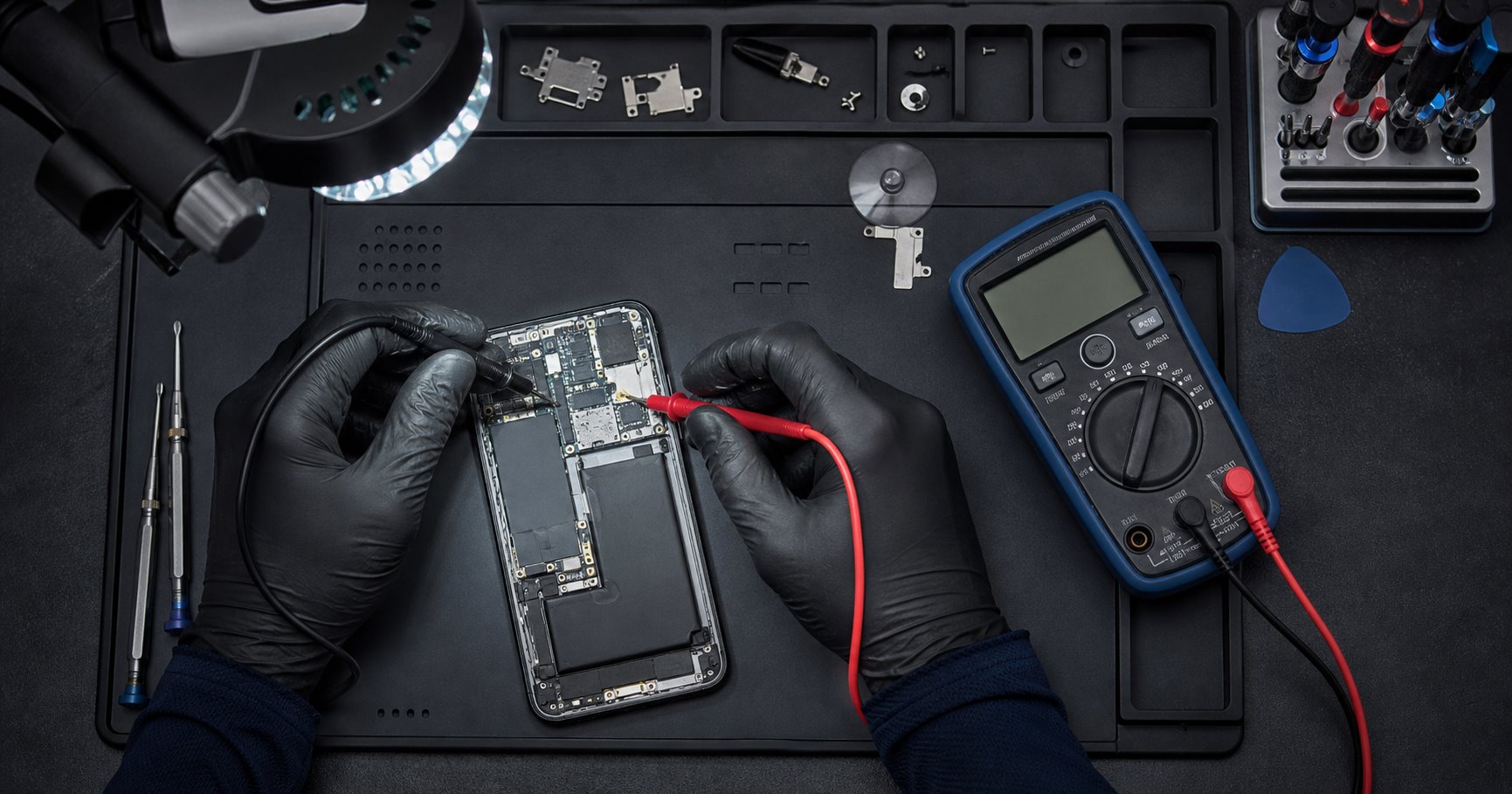 Proses diagnosis handphone dengan multimeter dan alat presisi